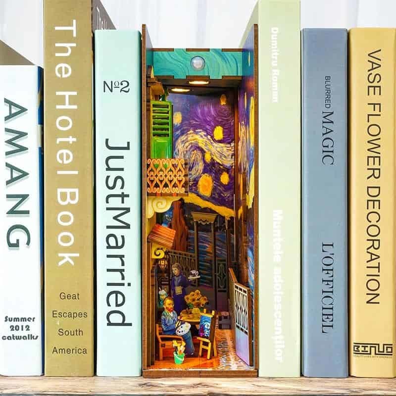 Book Nook Van Gogh