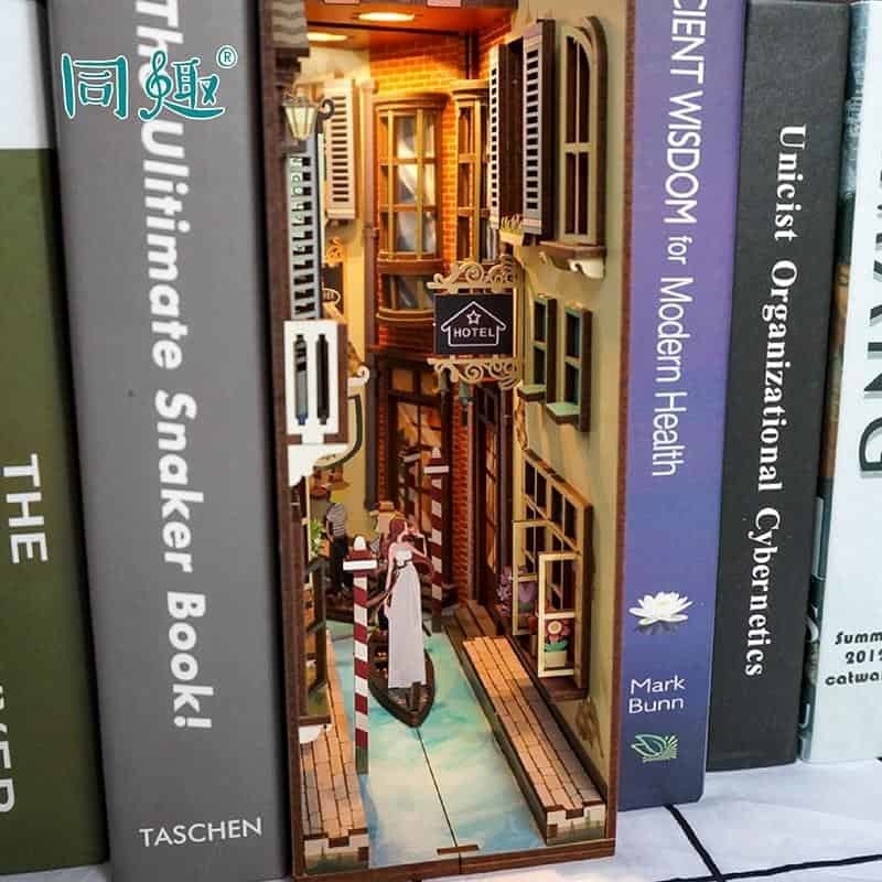 Book Nook Venise