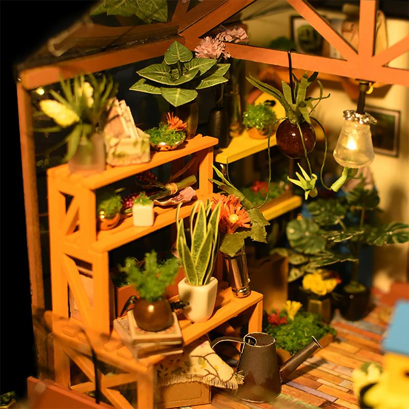 Maison Miniature Verrière Écologique Arrosoir